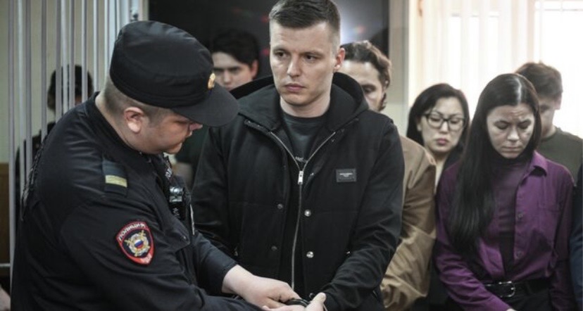 Судебное решение по делу блогера Артема Чекалина, приговоренного судом Гагаринского района к семи годам лишения свободы в исправительной колонии общего режима за незаконный вывоз миллионов за рубеж при помощи поддельных документов, вызвало неоднозначную реакцию. Многие, включая известных личностей и обычных пользователей, считают приговор чрезмерно суровым, полагая, что блогер уже понес достаточное наказание. Свою позицию по этому поводу высказала юрист Екатерина Гордон, которая два года назад участвовала в бракоразводном процессе Чекалина. Несмотря на прошлые разногласия и обвинения Гордон в адрес Чекалина в темных делах, сейчас она решила поддержать блогера. В своем блоге Екатерина опубликовала запись разговора с Артемом, в котором он попросил ее выступить в качестве его общественного защитника. Гордон согласилась, заявив, что верит в невиновность Чекалина и намерена обратиться с обращением к президенту, назвав происходящее "местью, а не законом". Артем Чекалин в разговоре с Гордон утверждал, что имеет документы, подтверждающие его полную невиновность, в том числе ответы из банков и налоговых служб, свидетельствующие об отсутствии нарушений и легальности его деятельности. Он выразил надежду, что публикация этих материалов и его последующий выход на апелляцию приведут к оправдательному приговору. К кампании в поддержку Артема Чекалина присоединилась и Виктория Боня, выразив шок от суровости наказания, особенно учитывая наличие у блогера детей и непростую ситуацию с его бывшей женой Валерией. Боня сравнила срок, назначенный Чекалину, со сроками, даваемыми убийцам, и заявила о необходимости бороться за пересмотр дела. Множество людей подписали петицию в поддержку Чекалина, выражая надежду на его скорейшее освобождение и возвращение к семье. В комментариях отмечают несправедливость приговора и искренне переживают за судьбу блогера и его близких.