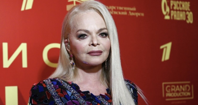 Лариса Долина сражена недугом перед выходом на подиум: источник утверждает, что певица не справилась с нагрузкой