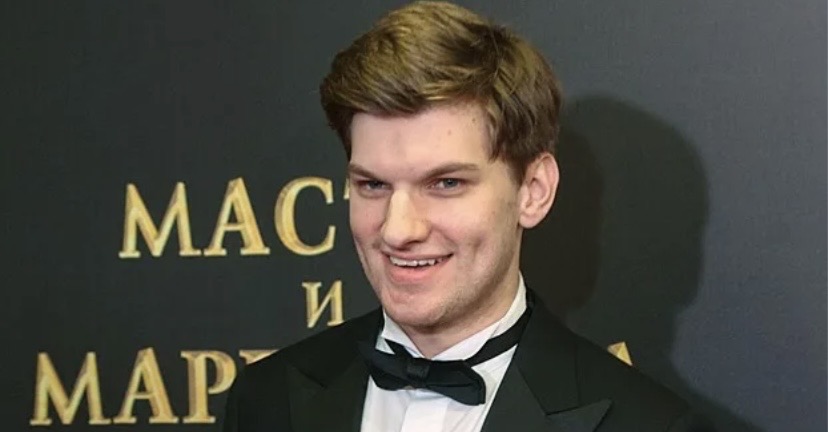 «Примите две таблетки магния B6»: Максимов парирует критику Меньшикова на «Гамлета» через пост в соцсети